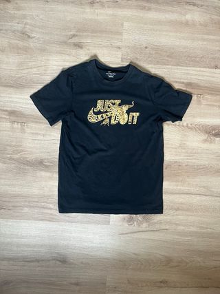 Camiseta Nike Negra con Logo Dorado