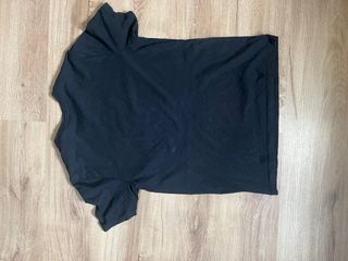 Camiseta Nike Negra con Logo Dorado