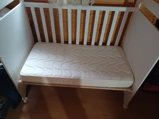Cuna de madera y colchón Prenatal