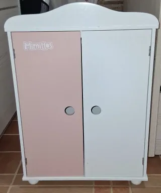 Armario de muñecas de madera