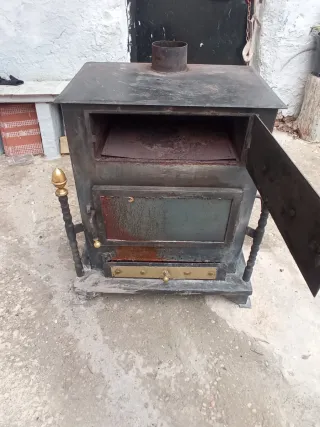 Estufa de leña metálica negra y dorada