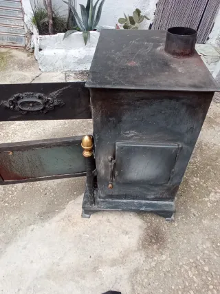 Estufa de leña metálica negra y dorada