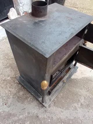 Estufa de leña metálica negra y dorada