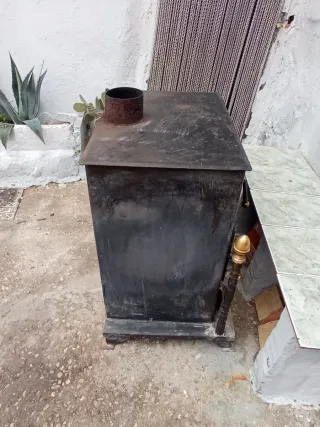 Estufa de leña metálica negra y dorada