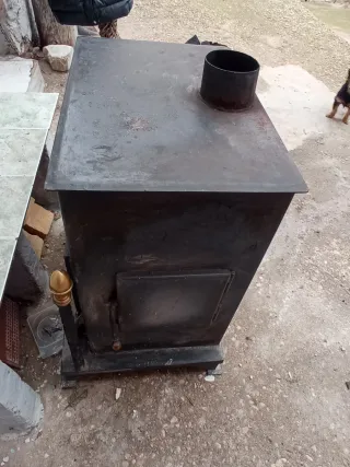 Estufa de leña metálica negra y dorada