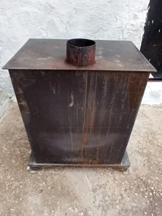 Estufa de leña metálica negra y dorada