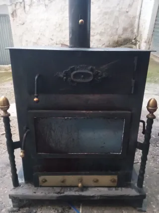 Estufa de leña metálica negra y dorada