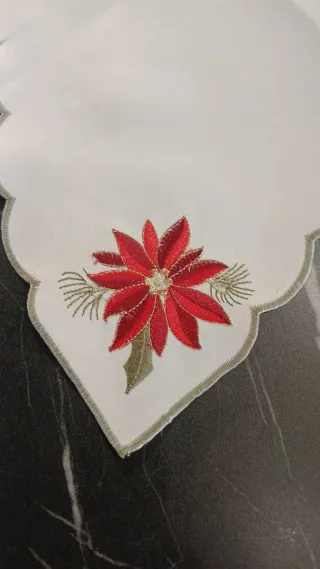 Naperon bordado - NOVO - formato flor 43x43cm