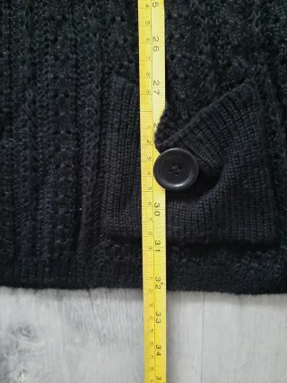 Vestido punto negro cuello vuelto y calados