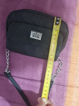 Mini bolso negro acolchado con cadena