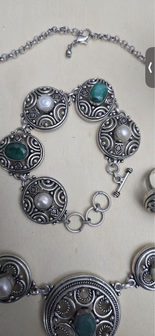 Set gioielli color argento e pietre verdi