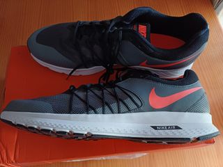 Zapatillas Nike grises y naranjas