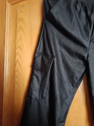 Pantalón cargo efecto piel sintética