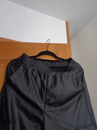 Pantalón cargo efecto piel sintética