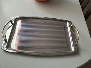 Bandeja de metal dorada y plateada