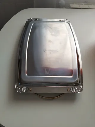 Bandeja de metal dorada y plateada