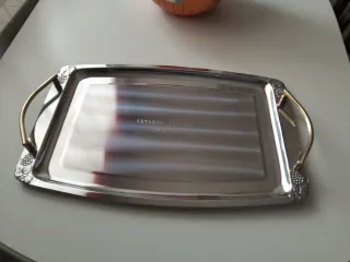Bandeja de metal dorada y plateada