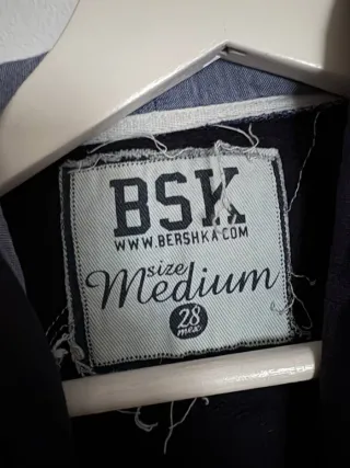 Sudadera Negra con Estampado Dorado