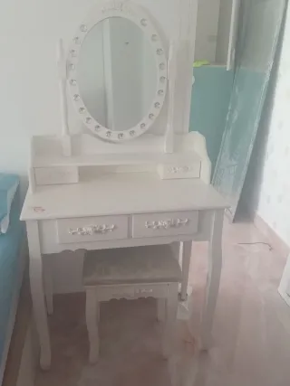 Tocador blanco con espejo ovalado