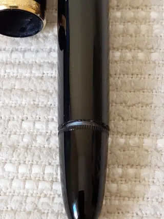 Pluma estilográfica Senator negra y dorada