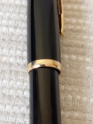 Pluma estilográfica Senator negra y dorada