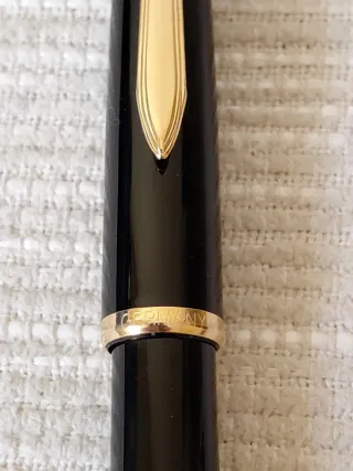 Pluma estilográfica Senator negra y dorada