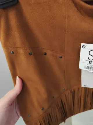 Falda Bershka antelina flecos tachuelas S