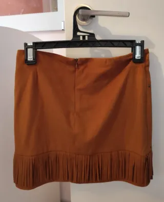 Falda Bershka antelina flecos tachuelas S