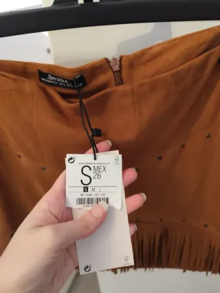 Falda Bershka antelina flecos tachuelas S