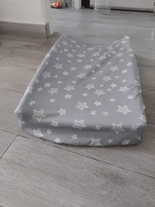 Cambiador de bebé con estrellas