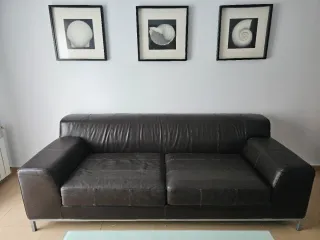 Sofá de piel marrón