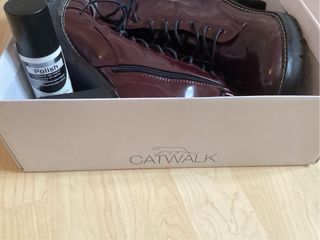 Botines charol burdeos con cordones