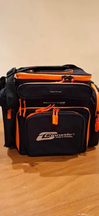 Mochila Cinnetic Surfcasting Negra y Naranja