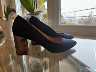 Zapatos de piel con tacón geométrico