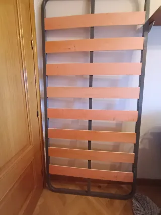 Somier metálico con lamas de madera y patas