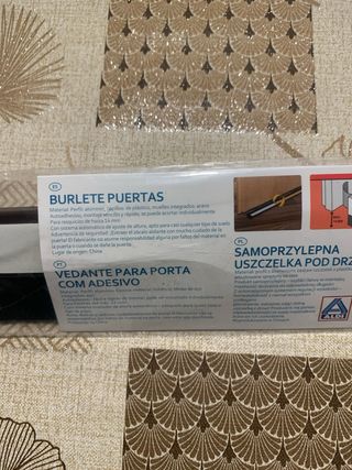 Burlete para puertas marrón autoadhesivo
