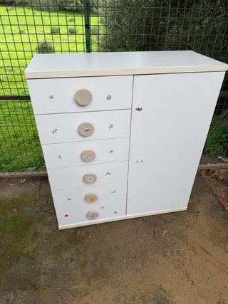 Mueble infantil blanco con armario