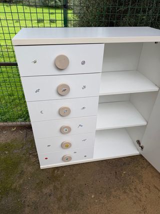 Mueble infantil blanco con armario