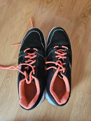 Zapatillas deportivas negras y naranjas