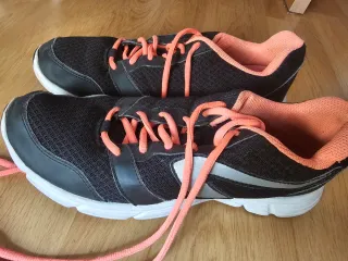 Zapatillas deportivas negras y naranjas