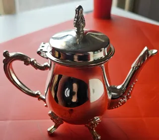 Tetera de metal bañada en plata