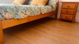 Conjunto habitación: Cama 150, mesitas y pechero