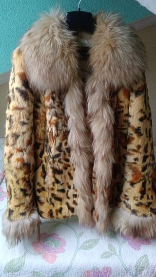 Abrigo de piel de conejo con estampado