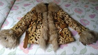 Abrigo de piel de conejo con estampado