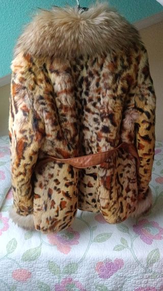 Abrigo de piel de conejo con estampado
