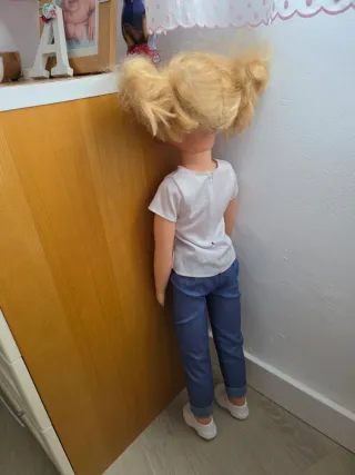 Muñeca grande rubia con camiseta de gato