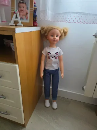Muñeca grande rubia con camiseta de gato