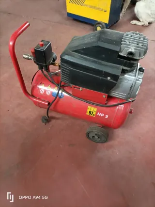 Compresor de aire rojo
