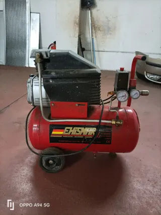 Compresor de aire rojo
