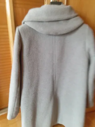 Abrigo de paño gris con capucha